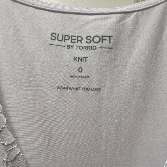 Torrid NWOT super soft knit v neck lace ruffle tank. Size 0. - Picture 3 of 8